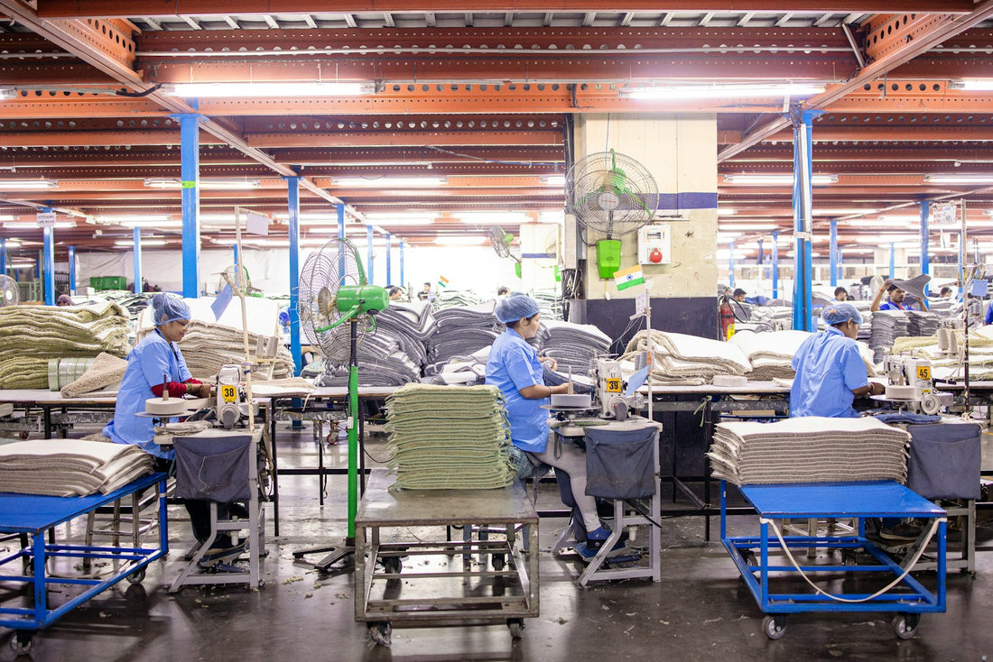 Kocaeli'de tekstil baskı atölyesinde çalışan işçiler